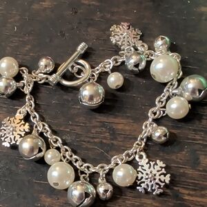 Source Unknown Silver-Tone Pearl and Snowflake Charm Bracelet